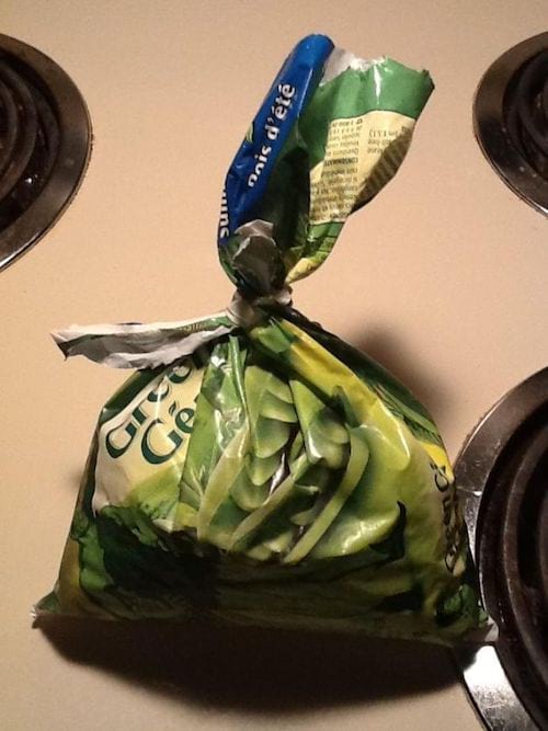 Sac de légumes congelés refermé avec fermoir à pain