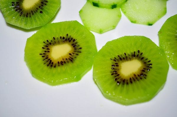 Utilisez des tranches de kiwi contre les poches sous les yeux