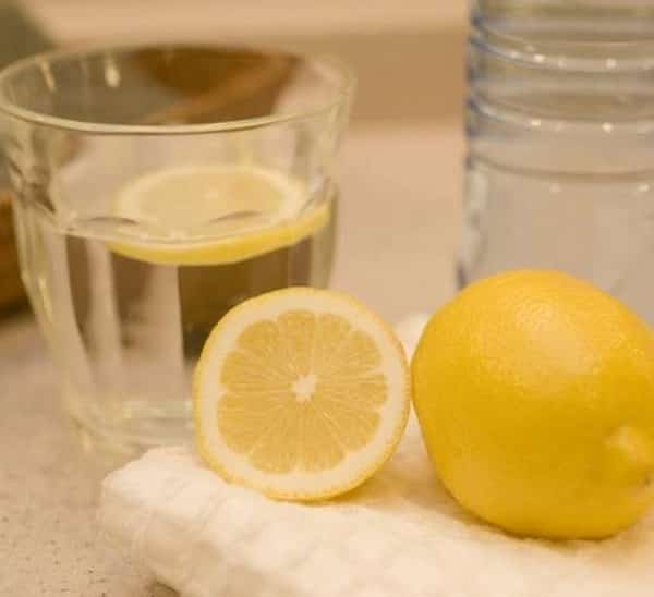 Un verre d'eau avec des rondelles de citron pour soulager la toux