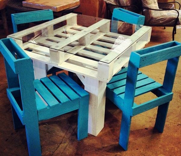 Table basse et plusieurs minis chaise fait avec des palettes en bois bleues et blanches