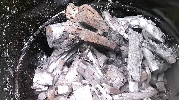 Utilisez du charbon de bois en morceaux