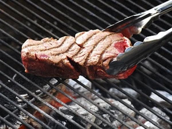 barbecue : ne tournez la viande qu'une seule fois
