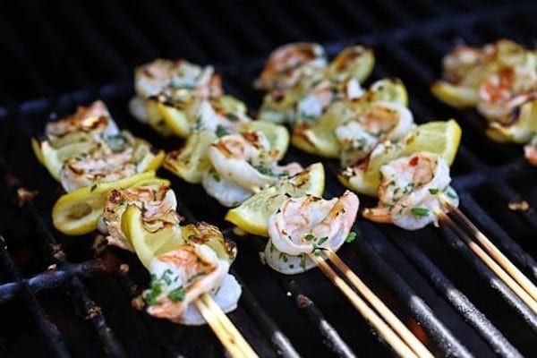 mettez deux pics à brochettes pour éviter que ça tourne