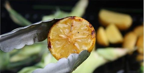 fumer les citron dans la cendre du barbecue