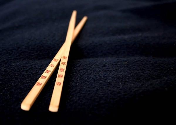 utilisez les baguettes chinoises pour le barbecue