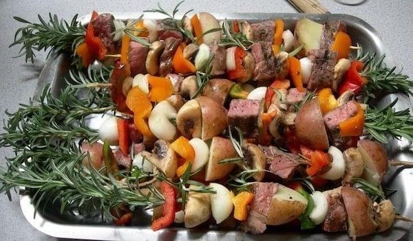 faire des brochettes avec des branches de romarin