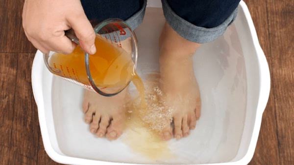 Faire des bains de pieds est un remède de grand-mère efficace pour éliminer les mauvaises odeurs.