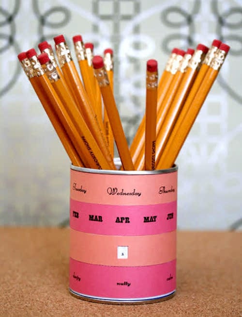 Boîte de conserve formant un pot pour crayons décorée d'un mini calendrier