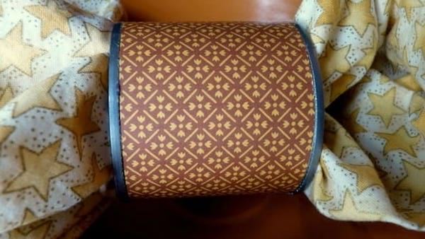Boîte de conserve recouvert de papier décoratif pour former des ronds de cuisine 
