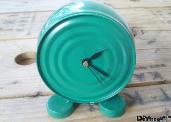 Boîte de conserve transformée en horloge bleu