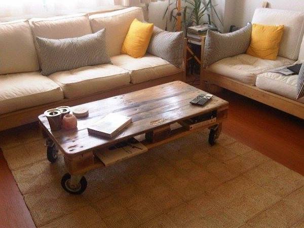 plusieurs canapés et une table fait à partir de palettes en bois 