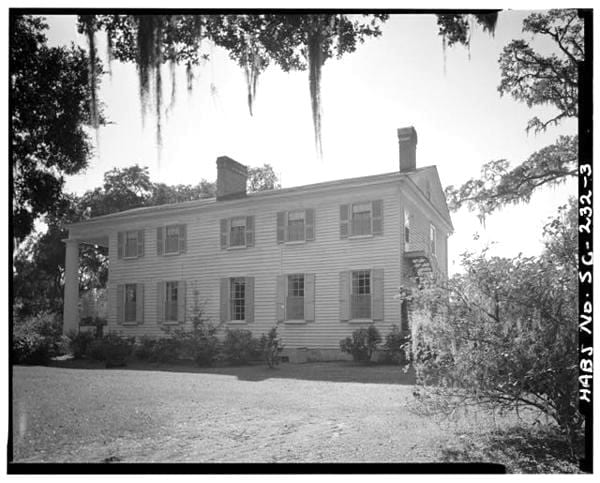 Des fenêtres à guillotine dont ils ouvraient la partie haute pendant la journée et la partie basse pendant la nuit.