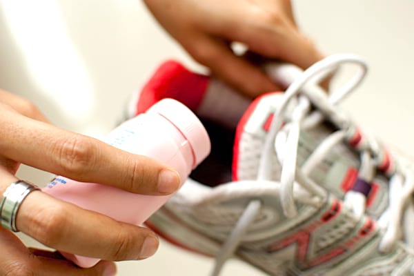 Saupoudrez de la poudre de talc dans vos chaussures pour éliminer les mauvaises odeurs.
