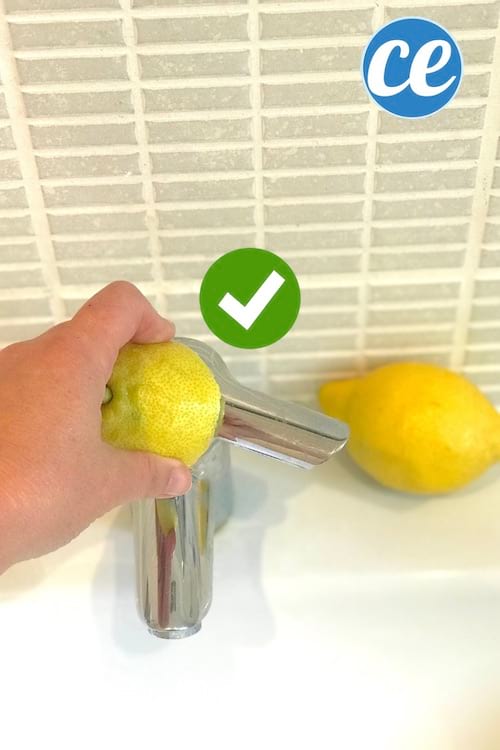 Une moitié de citron frottée contre les robinets pour enlever le calcaire
