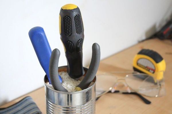 outils dans un pot de riz pour éviter la rouille