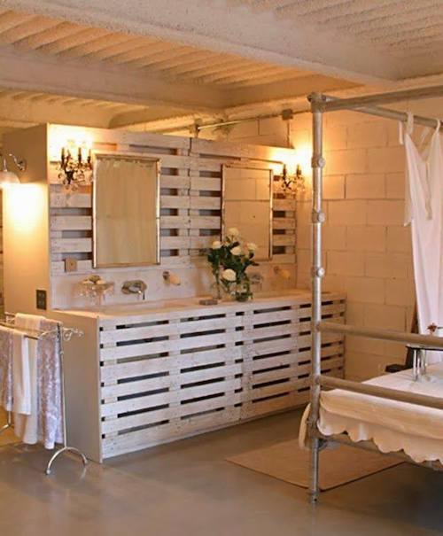 Grand meuble dans la salle de bain constitué uniquement de palettes en bois 