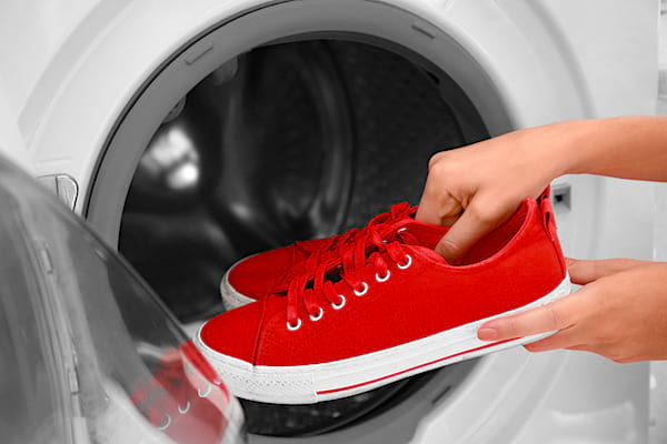 Pensez à régulièrement laver vos chaussures pour lutter contre les mauvaises odeurs de pieds.