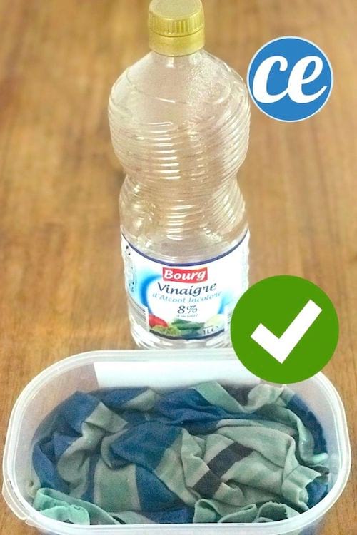 Un torchon imbibé de vinaigre blanc pour chasser les odeurs de fumée.