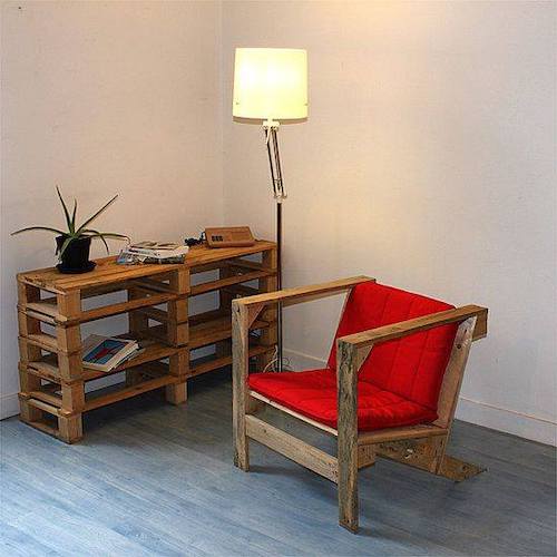 Mini siège avec coussin rouge et un meuble pour livre fait avec des palettes en bois  