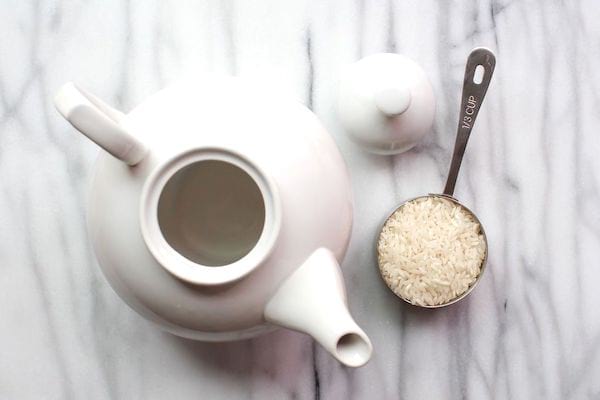 nettoyer une théière avec du riz