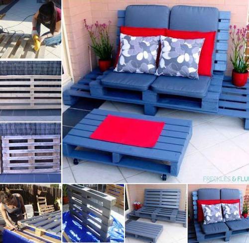 Plusieurs palettes en bois décorées en bleus servant de support pour construire une table sur terrasse et une table basse