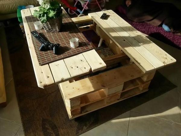 Palettes en bois en bois blanc qui sert de table et de banc en même temps 