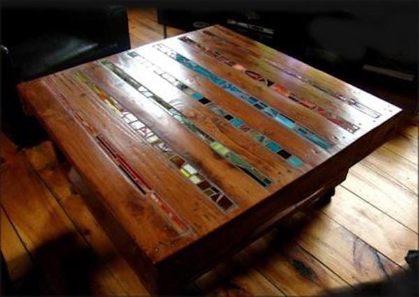 Palettes en bois marron qui sert de table basse 