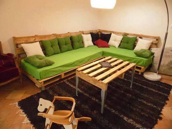 Palettes en bois construit servant de meubles pour le salon 
