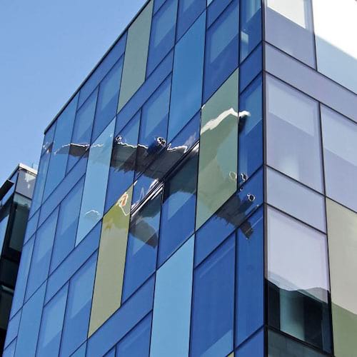 Un avion avec son reflet sur plusieurs vitres différentes