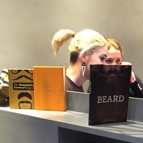 Deux femmes sont derrières plusieurs livres