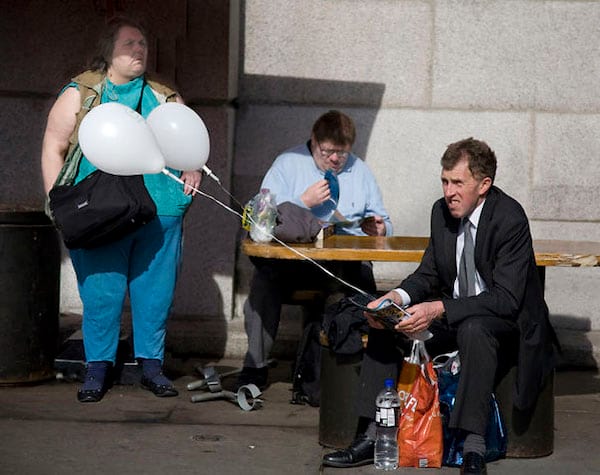 Plusieurs personnes avec différentes affaires