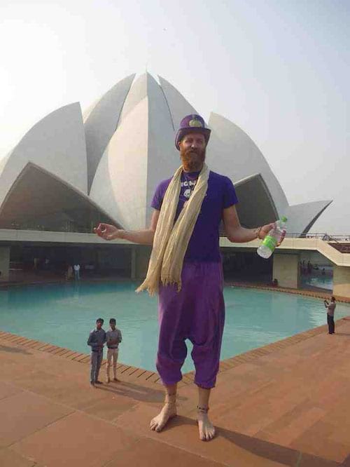Illusions d'une personne plus grande que les autres devant le monument à Sydney