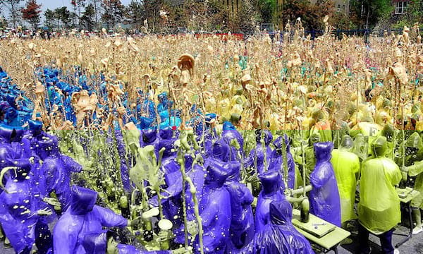 Plusieurs personnes rassemblées toutes en couleurs