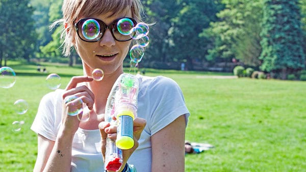 Une femme faisant pleins de bulles