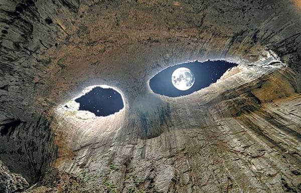 Enorme grotte avec la lune au dessus