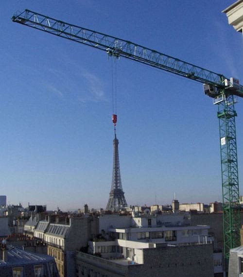 Illusion d'une grue au dessus de la tour Eiffel