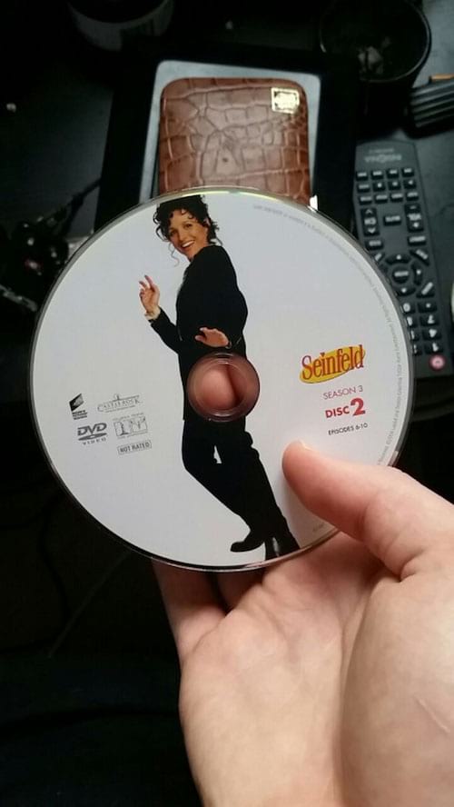 Une personne maintenant un dvd