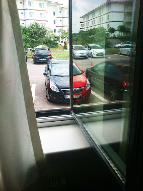 Reflets de plusieurs voitures sur une vitre