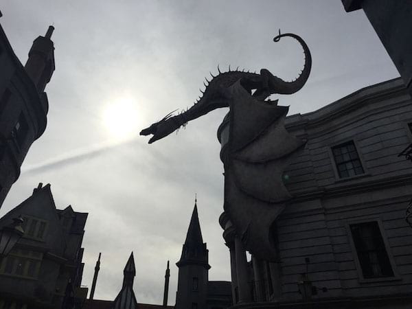 Statut d'un dragon au sommet d'un bâtiment