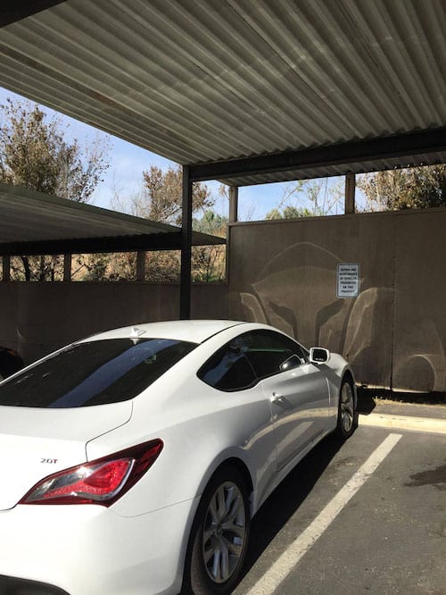 Reflet de la voiture blanche sur le mur