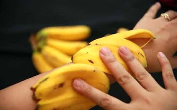 peau de banane sur la peau pour soulager psoriasis