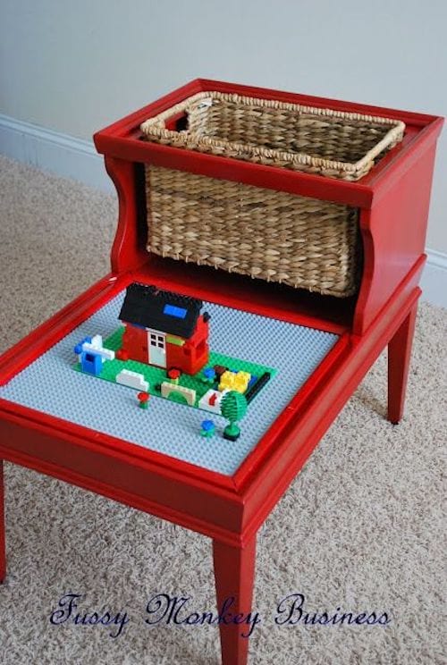 Table à deux niveaux transformée en plateforme pour lego