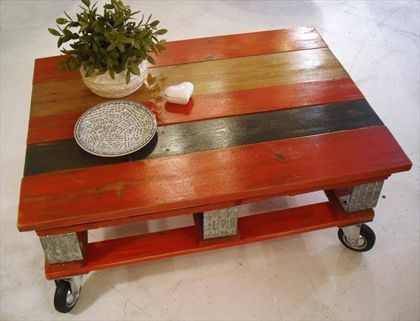 Table basse roulante fait avec une palette en bois rouge 