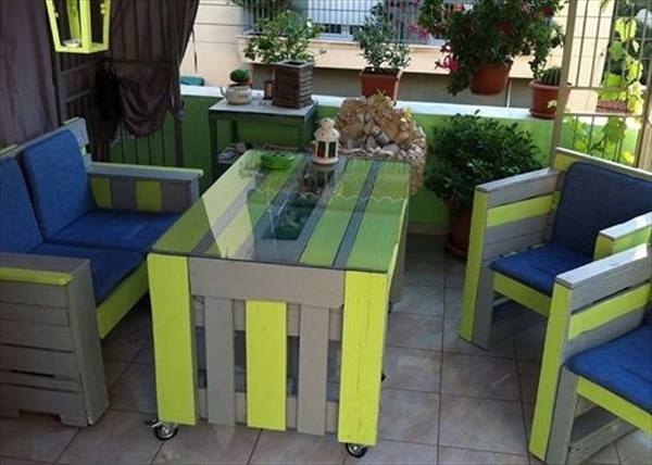 Plusieurs chaises et une table faits avec des palettes en bois grise et jaunes 