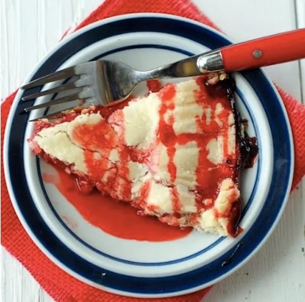 tarte grillée au barbecue avec des fraises