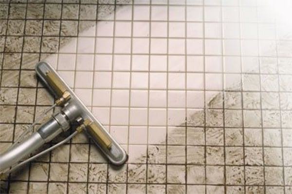 Utilisez du bicarbonate et de l'eau de javel pour enlever les moisissure sur le carrelage