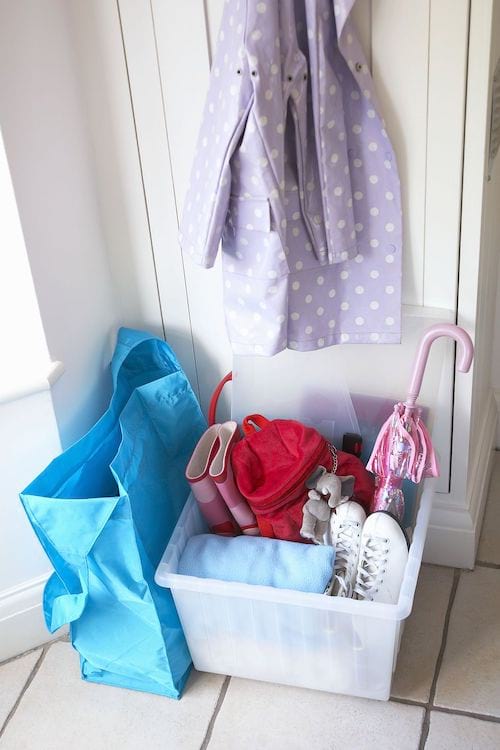 Plusieurs affaires rassemblées dans un bac de rangement transparent