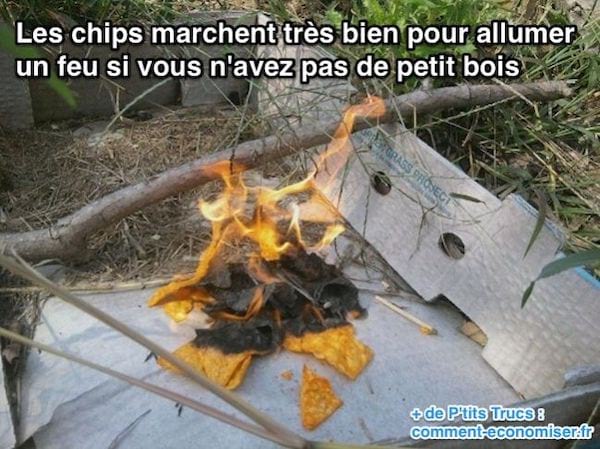 allumer le feu du barbecue avec des chips