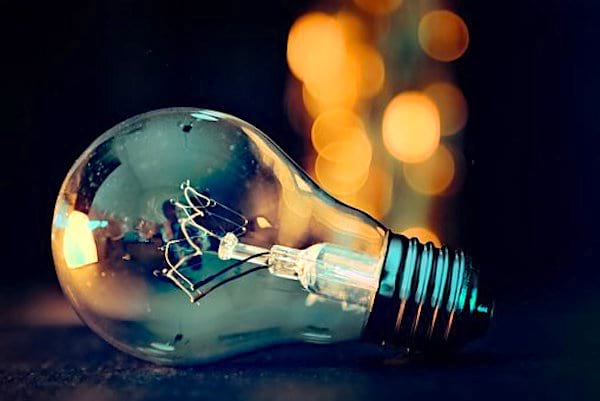 Pour sauver la planète, changez aux ampoules à basse consommation.