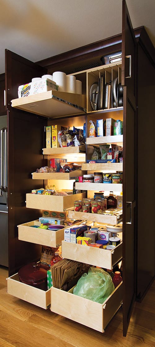 Armoire de cuisine marron foncée avec beaucoup de nourritures rangés à l'intérieur